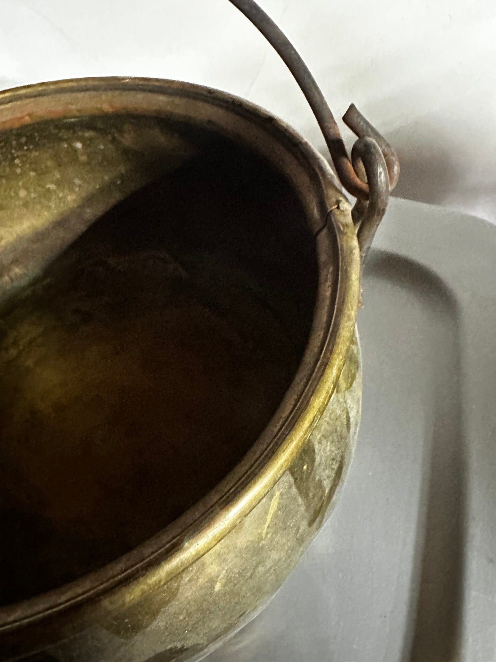Antique Brass Handled Cauldron – Large Vintage Decorative Pot - Image 4