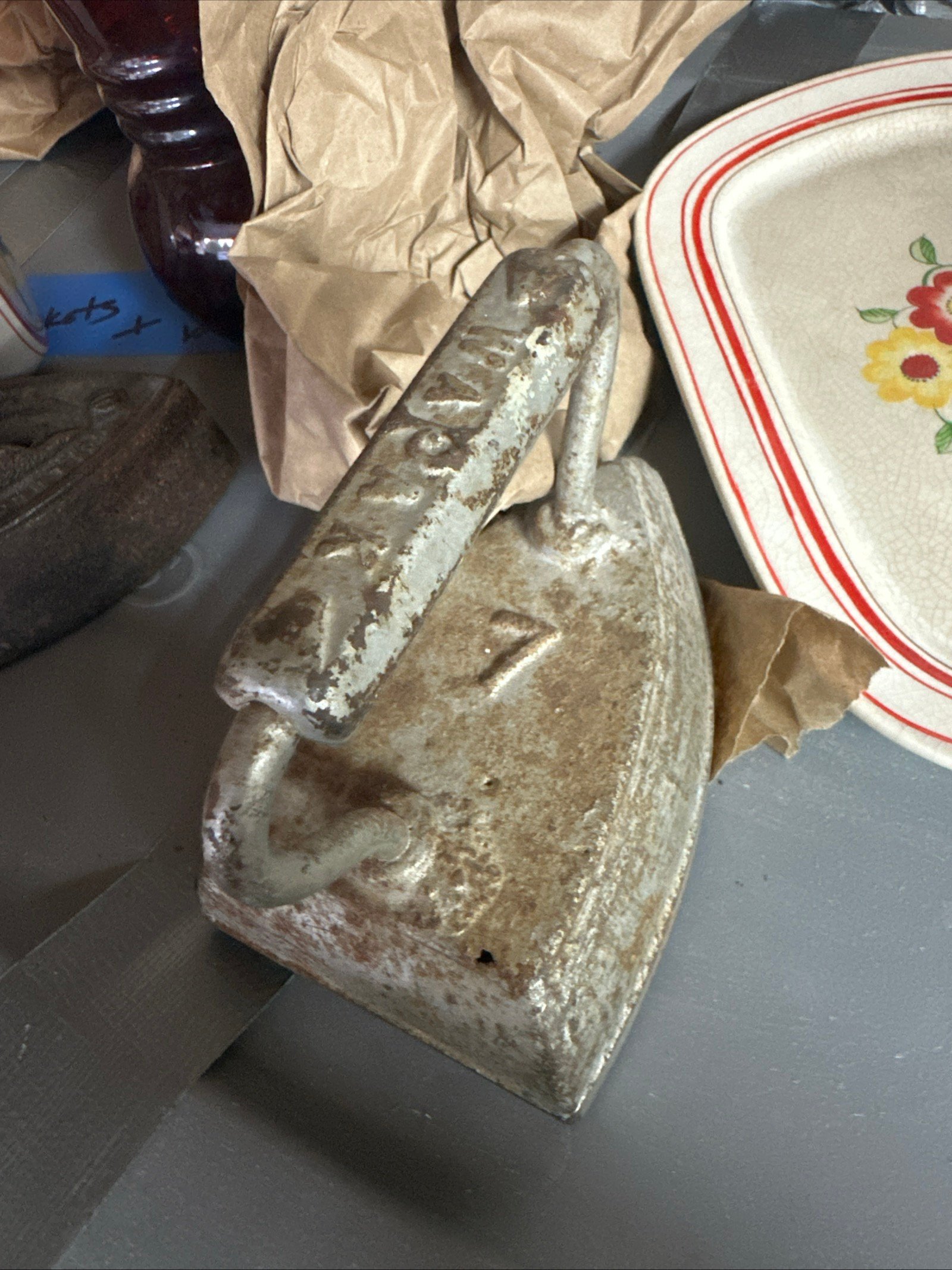 Antique Vintage Cast Iron Sad Iron with Original Metal Handle - Image 7