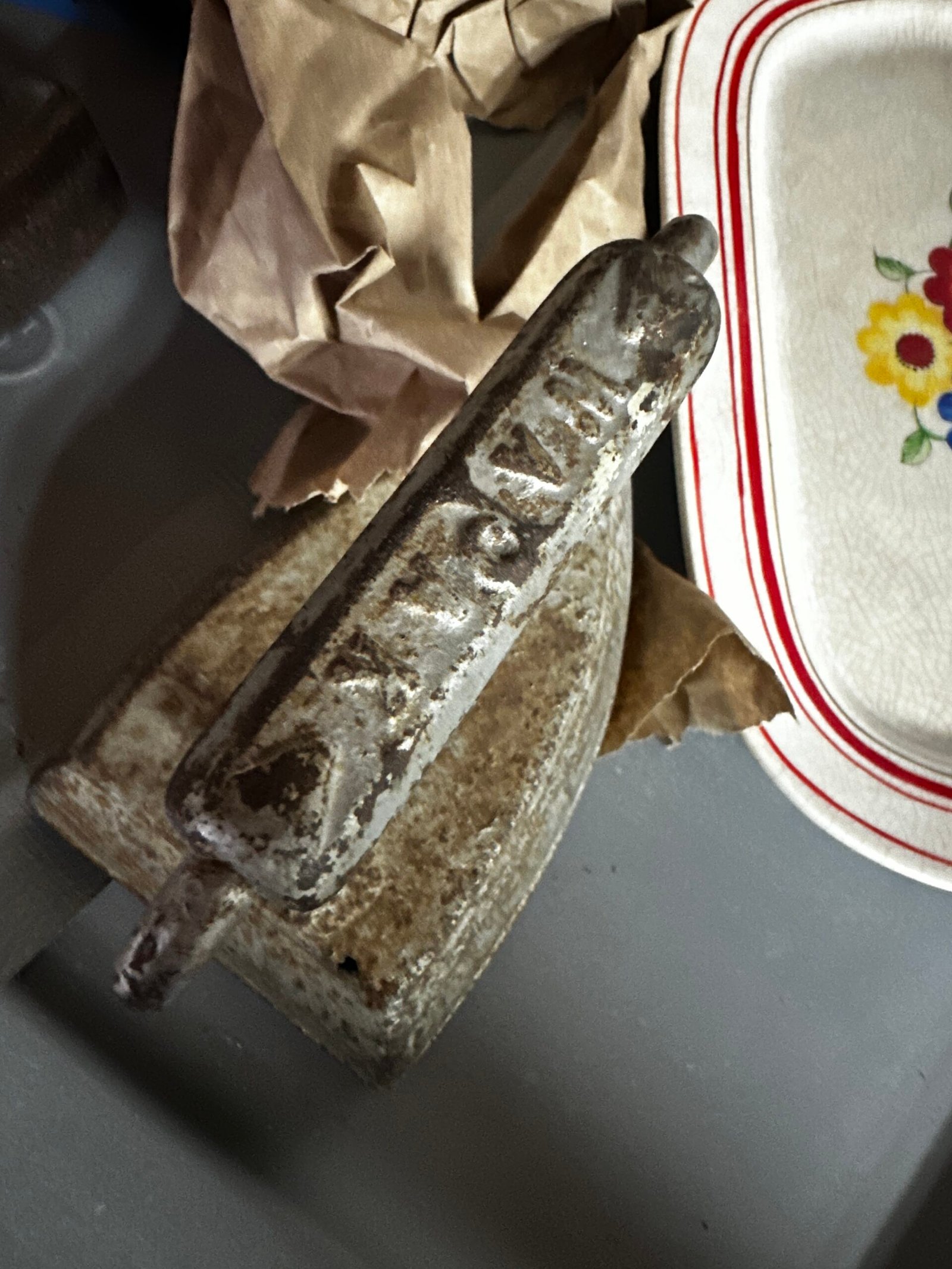Antique Vintage Cast Iron Sad Iron with Original Metal Handle - Image 5